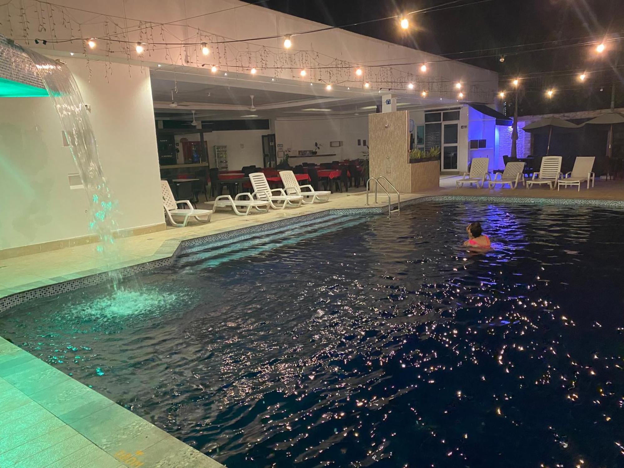 Hotel Deluxe Oasis De La Colina Girardot Bagian luar foto