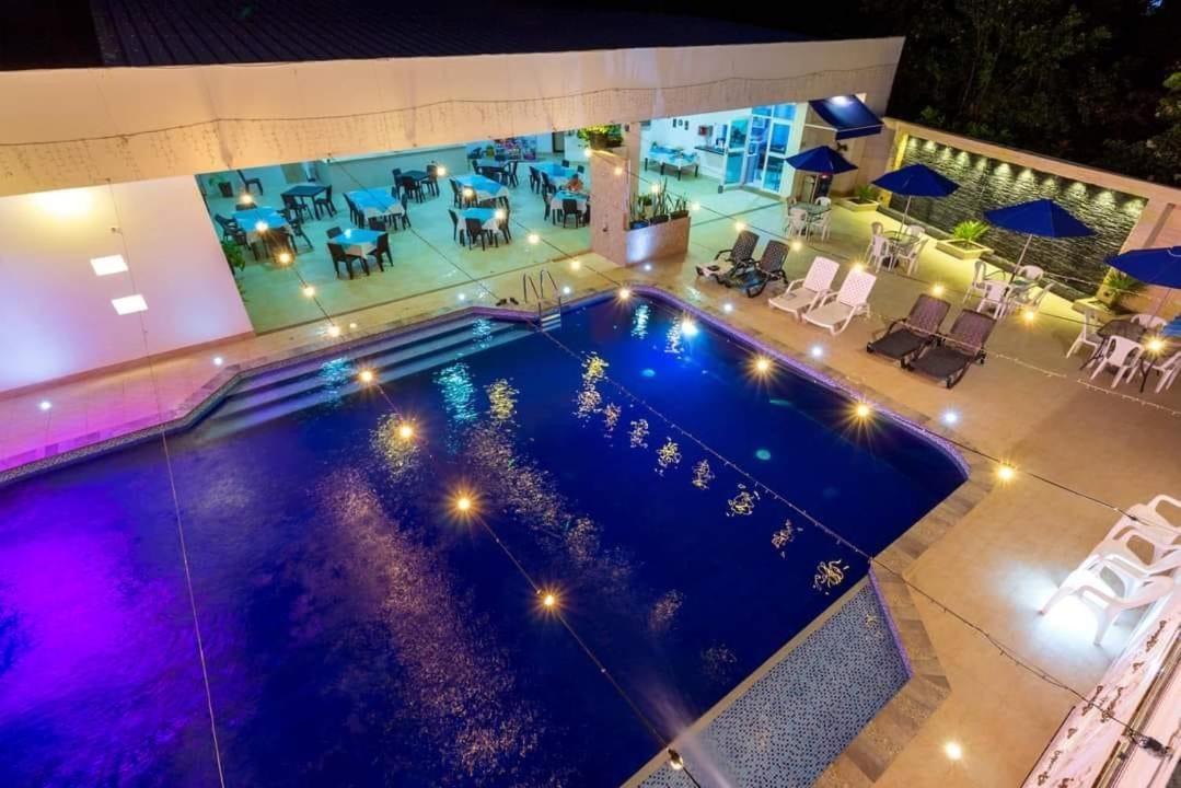 Hotel Deluxe Oasis De La Colina Girardot Bagian luar foto